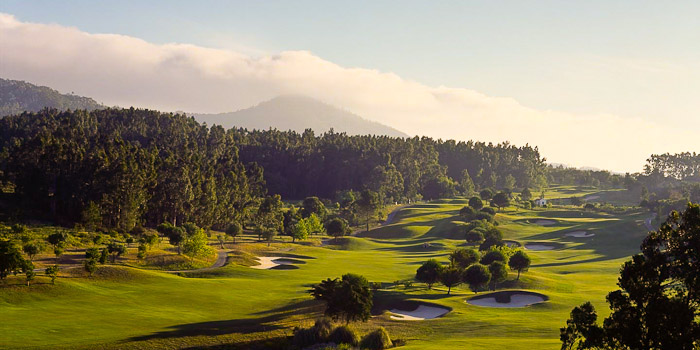 Parcours de golf sous un ciel ensoleillé